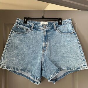 Abercrombie Women’s Curve Love High Rise Jean Dad Short- Size 33, Light color